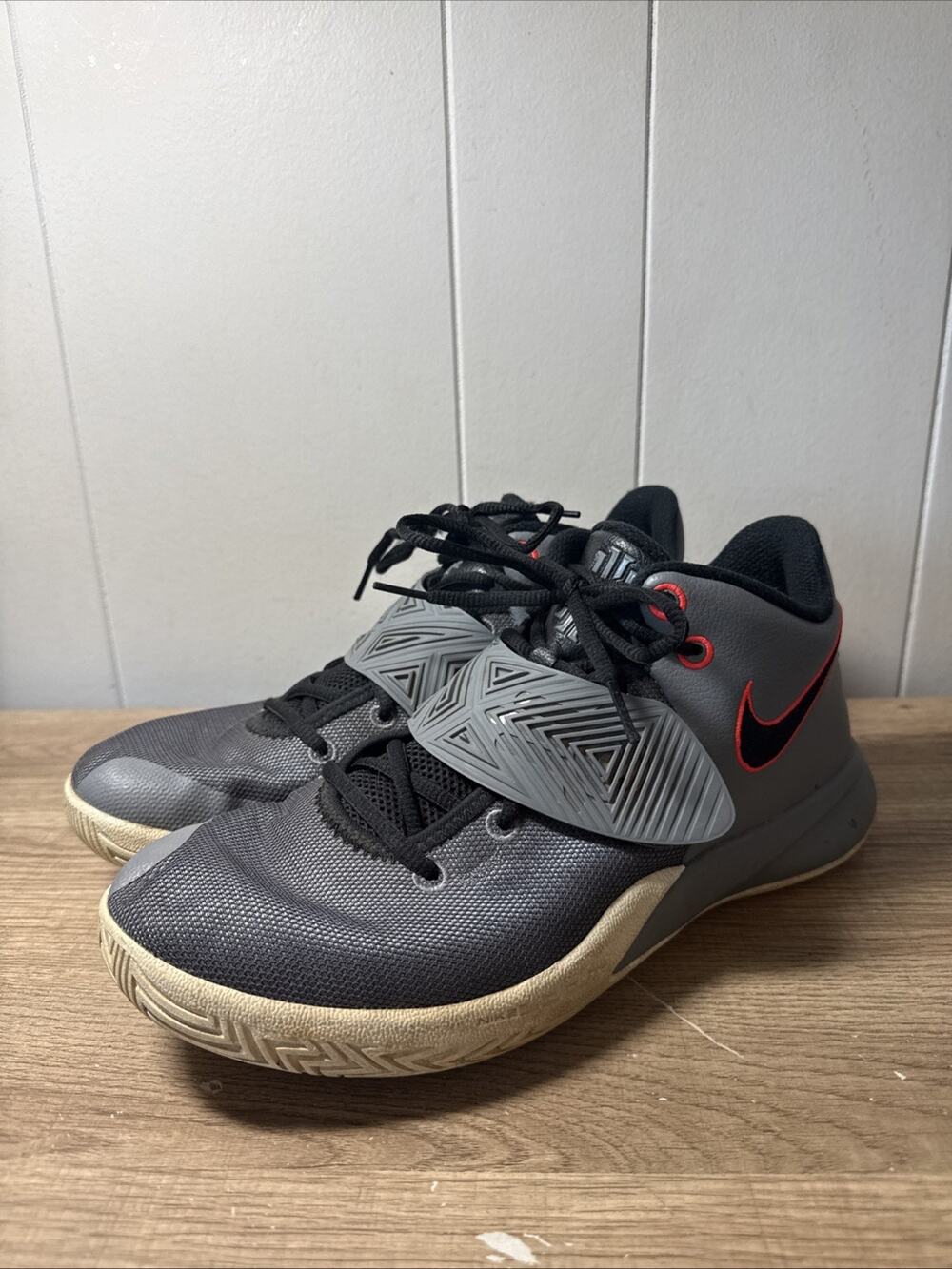 Nike Kyrie Flytrap 3 Zoom Gray Basketball Sneaker Shoes BQ3060-010 Size 9.5 D3